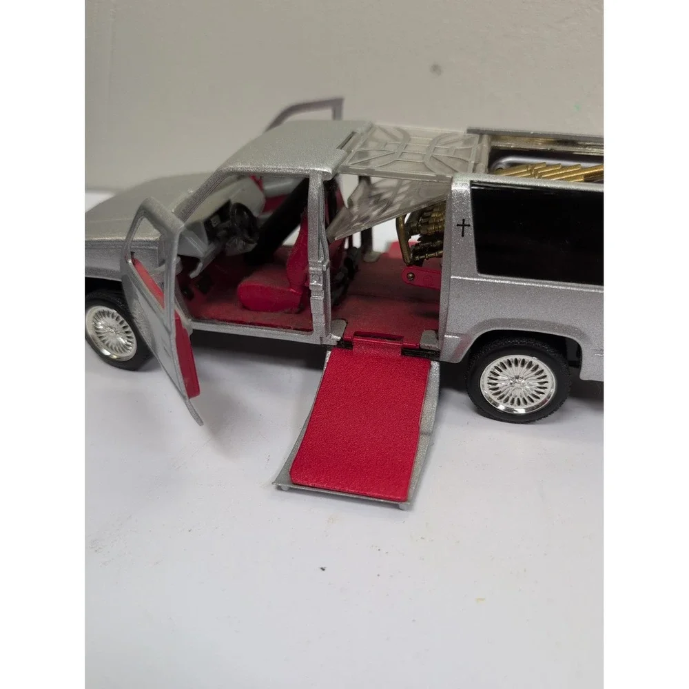 Funline 2004 Muscle Machines 1994 Suburban Traveling Wedding Chapel 1:64